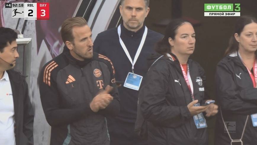 首冠到手！凯恩秒庆祝，与戴尔拥抱，德甲官方祝贺：不负追光之人